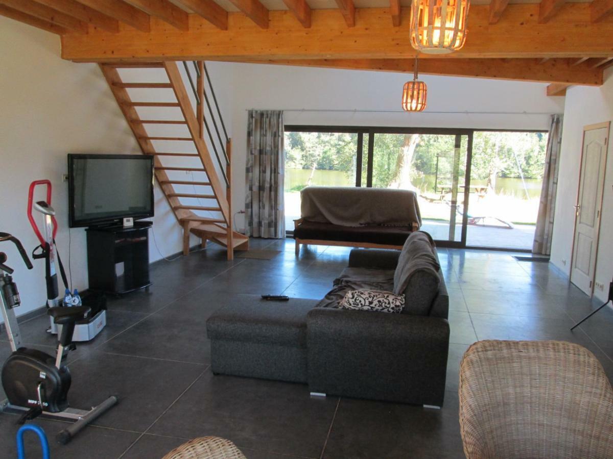 Florennes Gite Neuf 150 M2 Devant Un Grand Lac Prive De 2 Hectares Poissonneux Au Milieu Des Bois Bagian luar foto